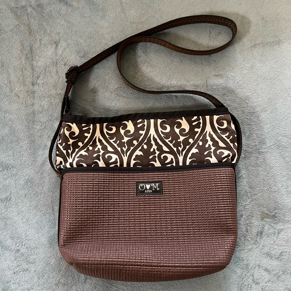 O+M Aspen Brown Yoga Mat Crossbody Shoulder Bag Damask Pattern Fabric Trim